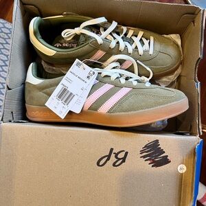 NWT adidas Olive Green and light pink Gazelles